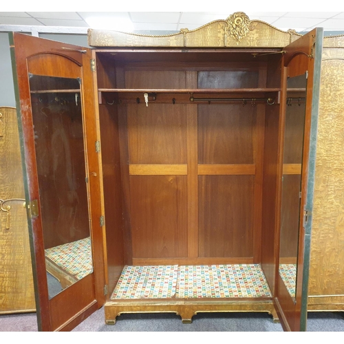 717 - Wardrobe (H:210 x W:177 x D:59cm), Dressing Table and stool