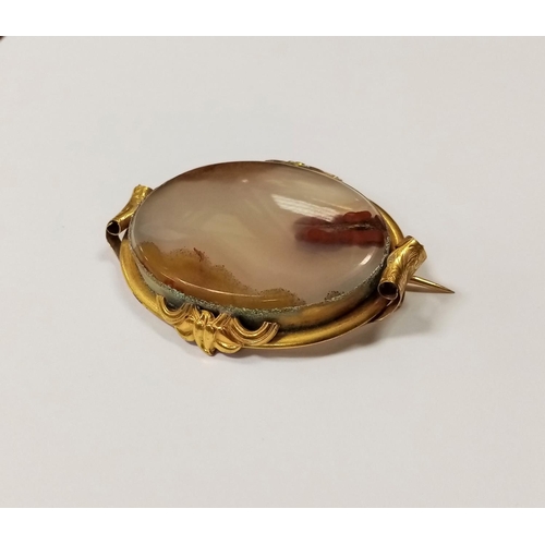 656 - Large Agate Brooch Mounted in Yellow Metal. Width: 6cm