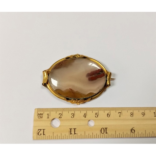 656 - Large Agate Brooch Mounted in Yellow Metal. Width: 6cm