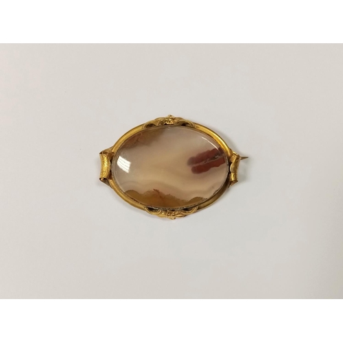 656 - Large Agate Brooch Mounted in Yellow Metal. Width: 6cm