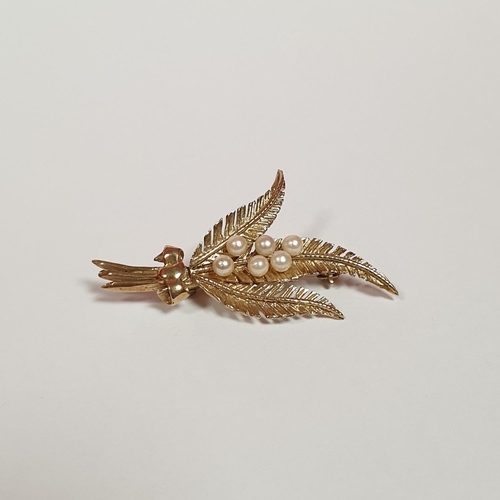 660 - Gold and Pearl Brooch 9ct