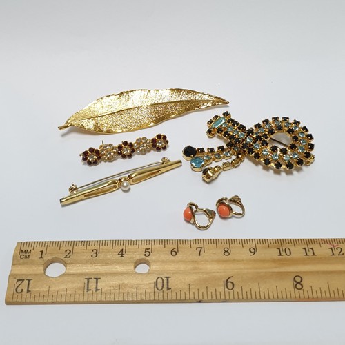 668 - Assorted Gold Coloured Costume Jewellery