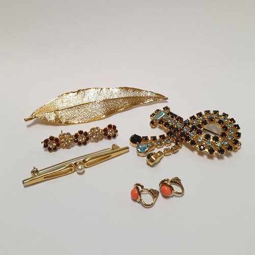 668 - Assorted Gold Coloured Costume Jewellery