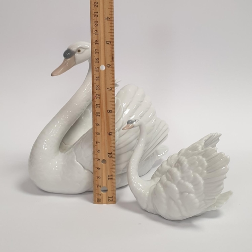 2 - Lot of 2x Lladro Porcelain Swan Ornaments, Largest 19cm tall