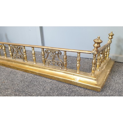 89 - Brass Fender, L:137 x D:38cm, interior measures L:123 x D:31cm