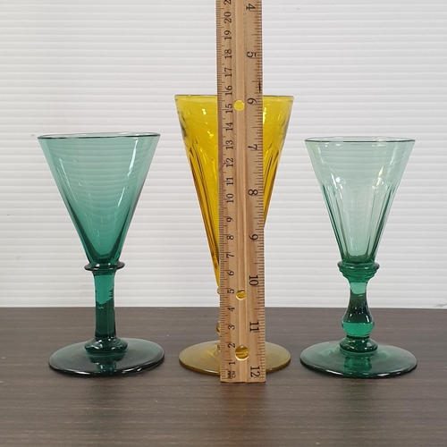 289 - Lot of 17x Coloured Glasses, Green and Yellow Colours. (one with damage to base)