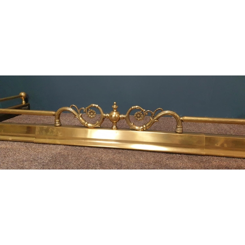 444 - 5ft Adjustable Brass Fender (Length 130cm closed), inside measurement 38cm deep (146cm inside measur... 