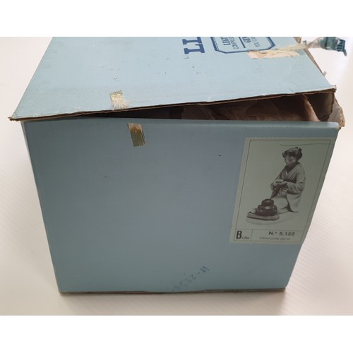 144 - Lladro Porcelain Geisha Figure in Box, Height 22cm