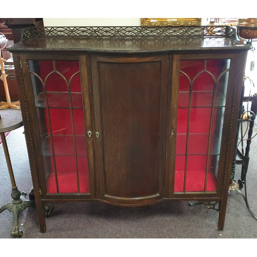 833 - Edwardian Mahogany Breakfront Display Cabinet with Fretwork Back and Glass Display Shelves, H:124 x ... 