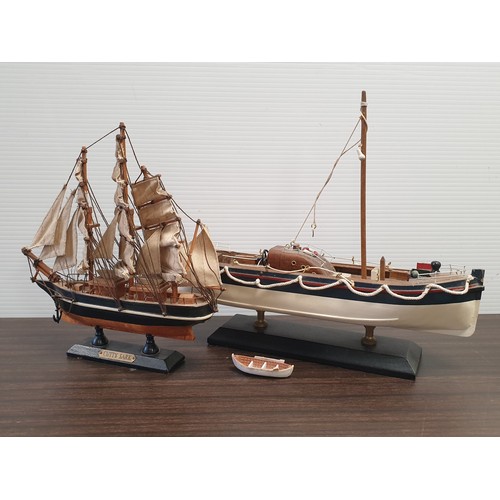 86 - Lot of 2x Model Ships including Cutty Sark, L: 33cm x H: 26cm (largest)