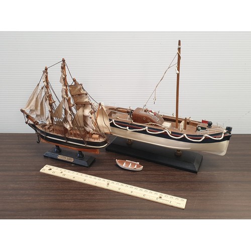 86 - Lot of 2x Model Ships including Cutty Sark, L: 33cm x H: 26cm (largest)