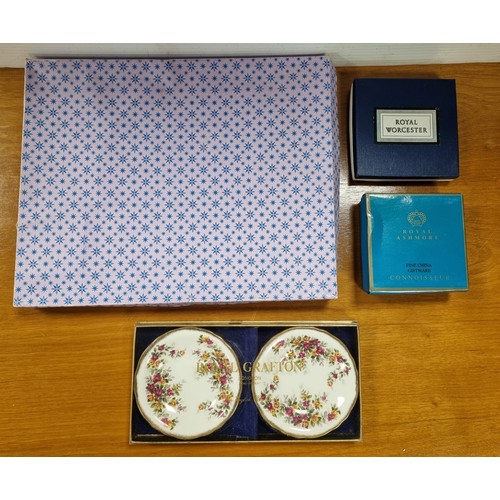 141 - Lot of 4x Pieces of Cased Ware including Old Foley Boxed Cake Plate and Cake Slice, Two Boxed Royal ... 