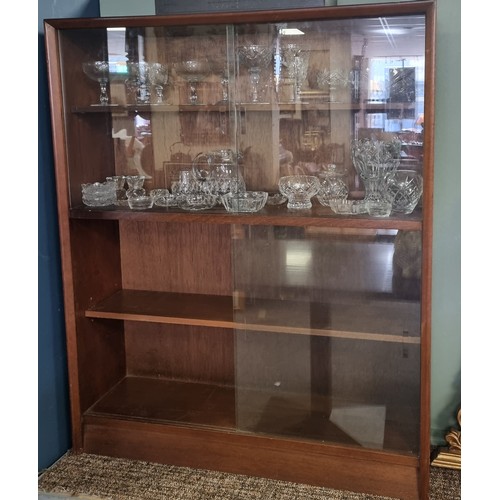 498 - Teak Mid-Century 4 Shelf Display Cabinet with 4 Sliding Glass Doors H: 112cm x W: 91cm X D: 25cm