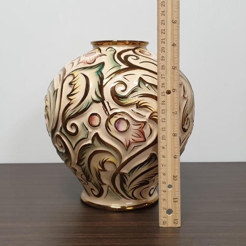 920 - Wade Gothic Vase, H:22 x D:21cm