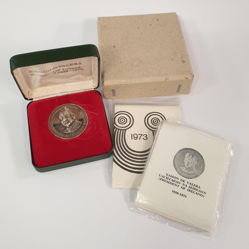 983 - Solid Silver Eamon De Valera medal hallmarked 1973 in original box of issue, with printed biography ... 