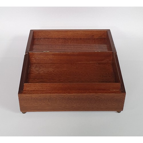 470 - Small Mahogany Music Box in working order H: 8cm x L: 19cm x D: 10.5cm