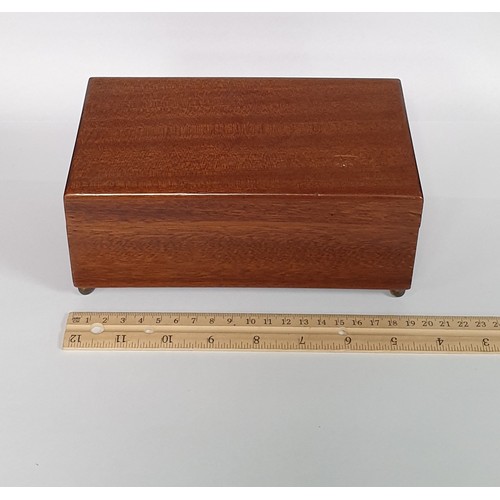 470 - Small Mahogany Music Box in working order H: 8cm x L: 19cm x D: 10.5cm