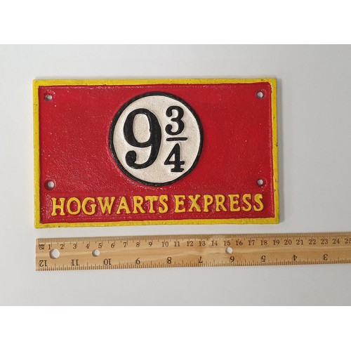 937 - Hogwarts Cast Iron 9 3/4 Sign H: 12cm x W: 20cm