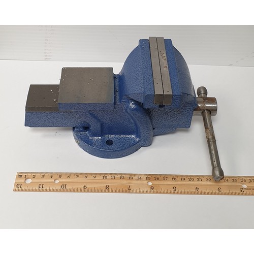 936 - Small Vice - H: 11cm x W: 24cm x D: 10cm