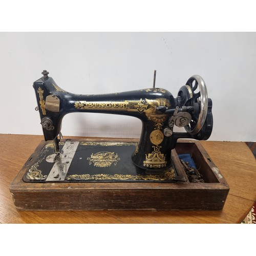 123 - Vintage Singer Sewing Machine in case, H: 34cm x W: 51cm