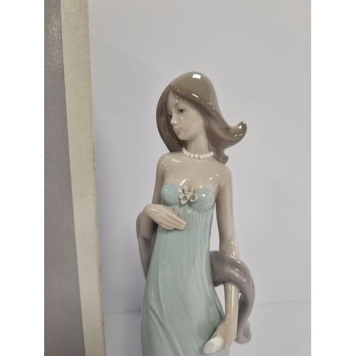 110 - Boxed Lladro Figure - Ingenue, H: 20.5cm