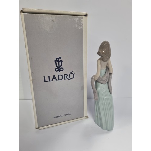 110 - Boxed Lladro Figure - Ingenue, H: 20.5cm