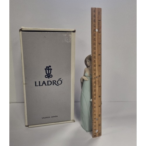 110 - Boxed Lladro Figure - Ingenue, H: 20.5cm