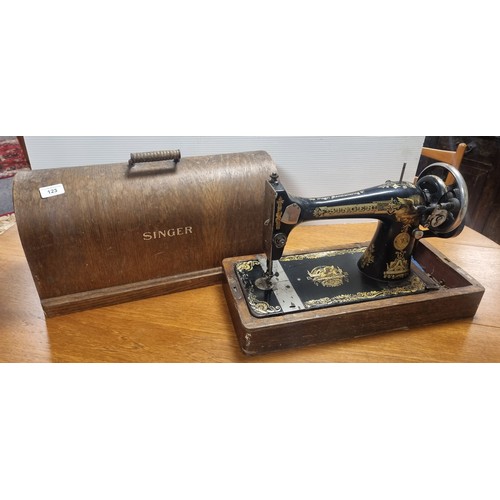 123 - Vintage Singer Sewing Machine in case, H: 34cm x W: 51cm