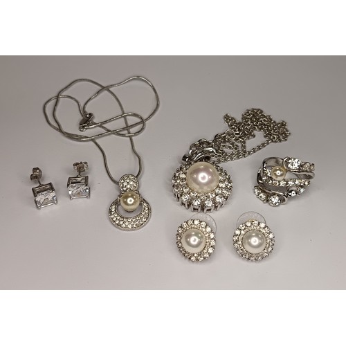 229 - Assorted Lot of Jewellery, to include (all boxed): Newbridge Pendant, Newbridge Earrings, Newbridge ... 