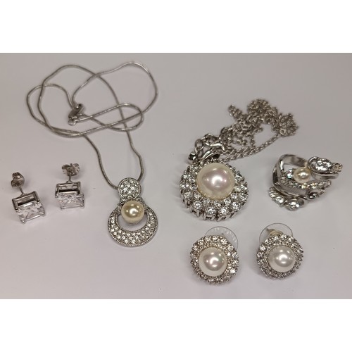 229 - Assorted Lot of Jewellery, to include (all boxed): Newbridge Pendant, Newbridge Earrings, Newbridge ... 