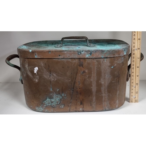97 - Large lidded Antique copper fish kettle H:17cm x W:40cm x D:19cm.