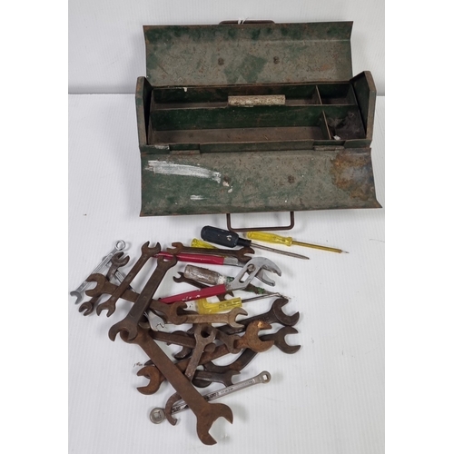 100 - Vintage steel cantilever tool box with assorted hand tools H:20cm x W:41cm x D:16cm.