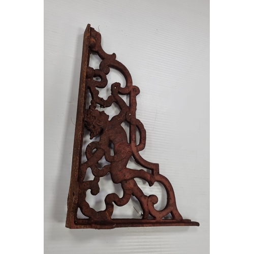 196 - Pair of cast iron putto shelf brackets H:37cm x W:26cm x D:6 cm.