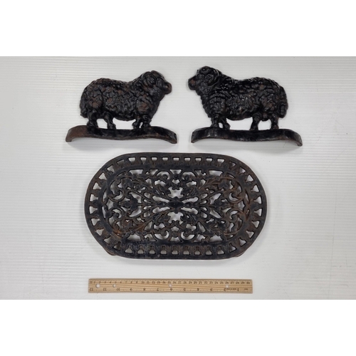 96 - Lot of 3 cast-iron items: pair of sheep-form doorstops and pierced oval trivet