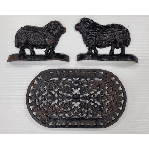 96 - Lot of 3 cast-iron items: pair of sheep-form doorstops and pierced oval trivet