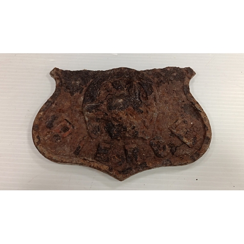 32 - Lot 4x Pots (one with lid) and Pierce & Co. Ltd. Wexford plaque