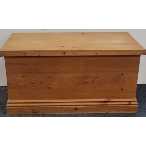 61 - Pine blanket chest/storage trunk, H: 53cm X W: 100cm X D: 50cm.