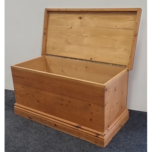 61 - Pine blanket chest/storage trunk, H: 53cm X W: 100cm X D: 50cm.