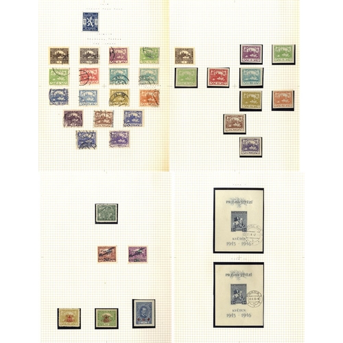 381 - 1918-46 mainly M (some U) collection in a ring 22 binder, incl. Hradcany Castle issues with 5h part ... 