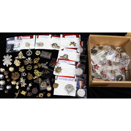 311 - Box of British related badges & collars (approx 40), five Coronation type medals + ten sweetheart & ... 