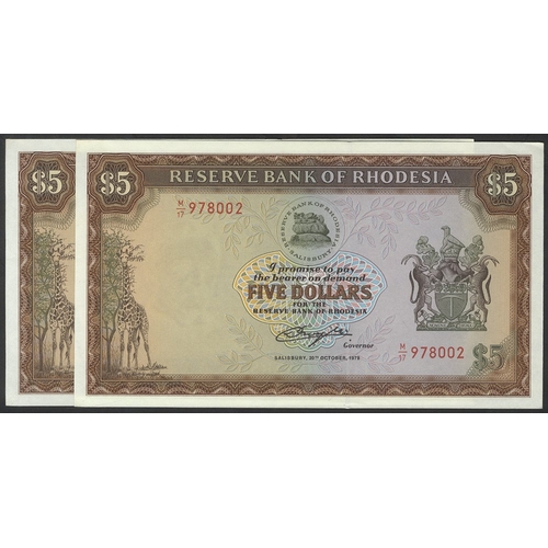 557 - Rhodesia $5 (2) consecutives dated 20th October 1978, series M/17, Pick 36b, about UNC to UNC. (2)