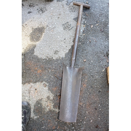 58 - Trench spade