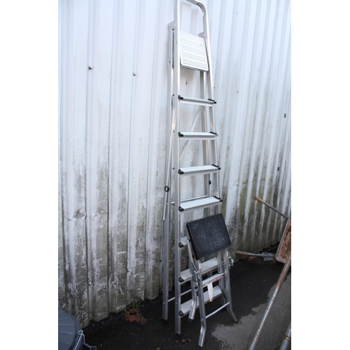 71 - Small pair steps & 7 tread aluminium ladder