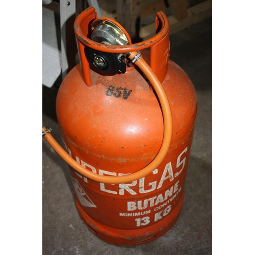 117 - Nearly full 13 kilo butane gas bottle & regulator