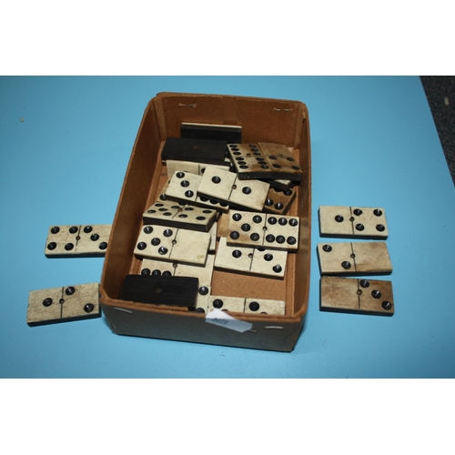 923 - Set dominoes