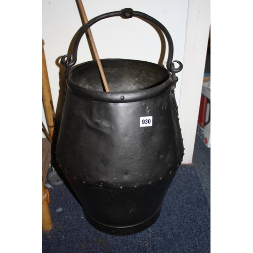 930 - Black metal bucket 19