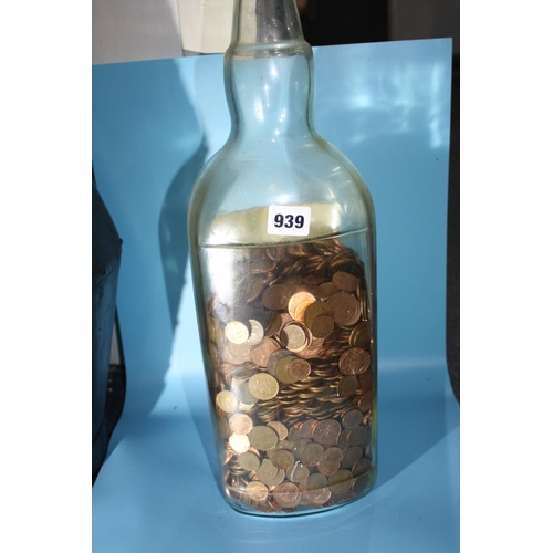 939 - Large Teachers whisky bottle half full pence & 2 pence pieces 19 1/2