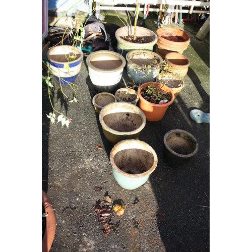 76 - Quantity of garden pots-varying sizes