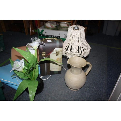 1299 - Table lamp, stoneware jar etc