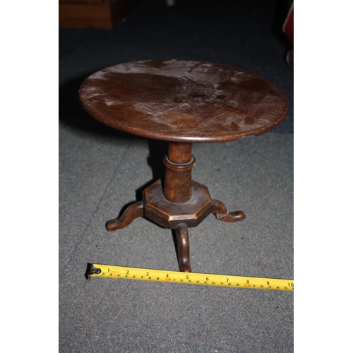 1389 - Vintage model pedestal dining table 9